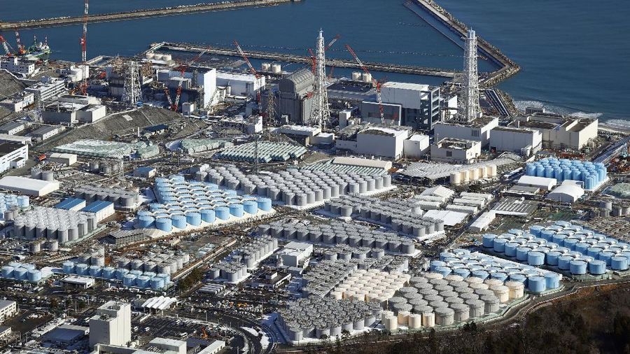 Pemandangan dari udara menunjukkan tangki berisi air yang terkontaminasi dan pembangkit listrik tenaga nuklir Fukushima Daiichi yang meleleh. AP/
