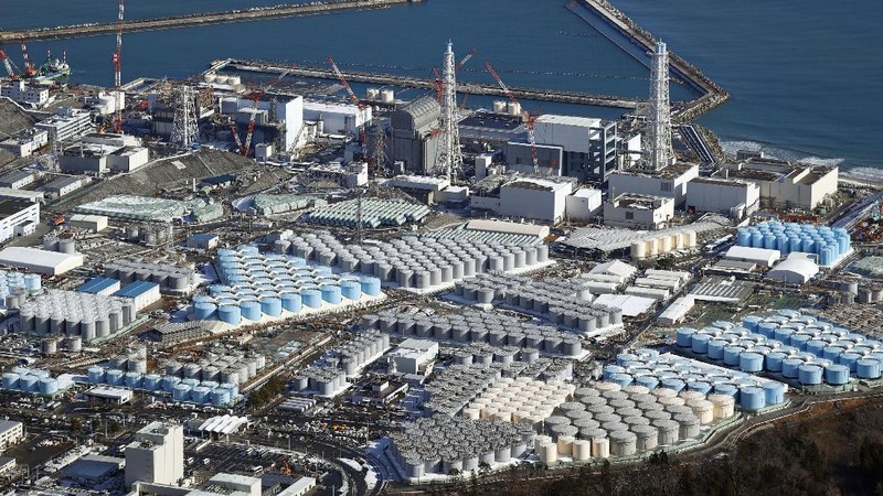 Pemandangan dari udara menunjukkan tangki berisi air yang terkontaminasi dan pembangkit listrik tenaga nuklir Fukushima Daiichi yang meleleh. AP/