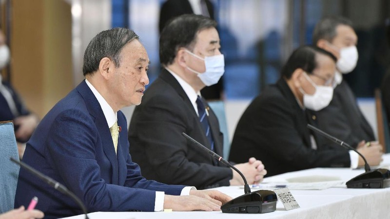Pemandangan dari udara menunjukkan tangki berisi air yang terkontaminasi dan pembangkit listrik tenaga nuklir Fukushima Daiichi yang meleleh. AP/