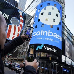 Saga Coinbase vs SEC Makin Panas, Kripto Kompak Ambruk