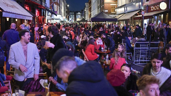 Orang-orang menikmati matahari di atap bar Skylight setelah pemerintah melonggarkan lockdown Covid-19 di London, Inggris. AP/Alberto Pezzali Orang-orang menikmati matahari di atap bar Skylight setelah pemerintah melonggarkan lockdown Covid-19 di London, Inggris. AP/Alberto Pezzali