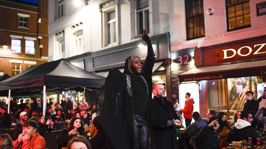 Orang-orang menikmati matahari di atap bar Skylight setelah pemerintah melonggarkan lockdown Covid-19 di London, Inggris. AP/Alberto Pezzali