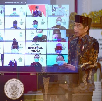 Intip Gaya Jokowi Hingga Sri Mulyani Tunaikan Zakat di Istana