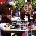 Bareng Wapres & Sri Mulyani, Jokowi Zakat Bareng di Istana