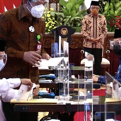 Bareng Wapres & Sri Mulyani, Jokowi Zakat Bareng di Istana