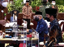 Bareng Wapres & Sri Mulyani, Jokowi Zakat Bareng di Istana