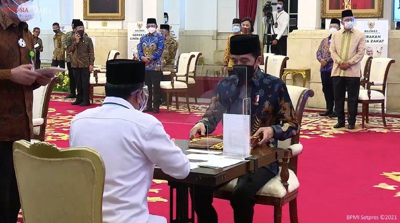 Peluncuran gerakan cinta zakat dan penyerahan zakat kepada Badan Amil Zakat Nasional, Kamis (15/04/2021). Dok: Biro Pers Sekretariat Presiden