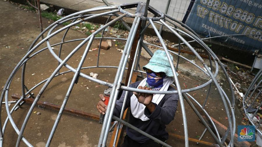 Pembuatan kubah masjid. CNBC Indonesia/Muhammad Sabki