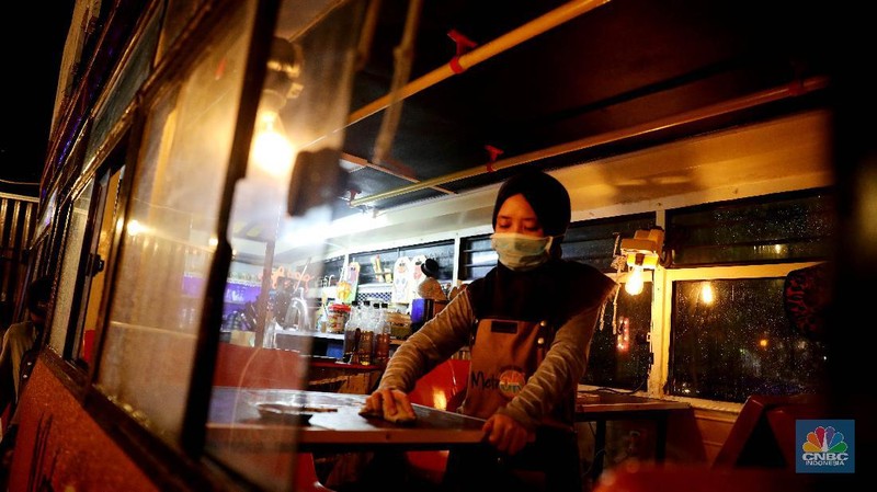 Bangkai Metromini S75 Jadi Kafe. CNBC Indonesia/Muhammad Sabki