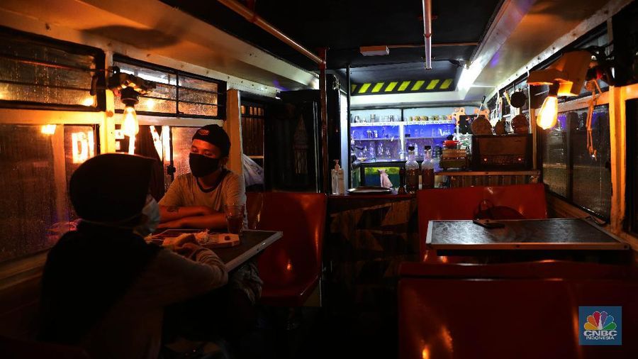 Bangkai Metromini S75 Jadi Kafe. ²©²ÊÍøÕ¾/Muhammad Sabki