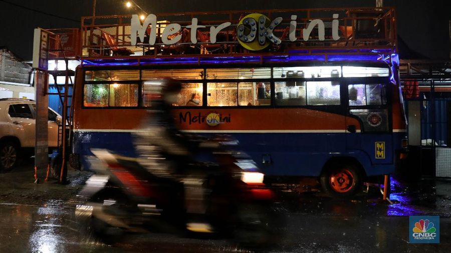 Bangkai Metromini S75 Jadi Kafe. CNBC Indonesia/Muhammad Sabki