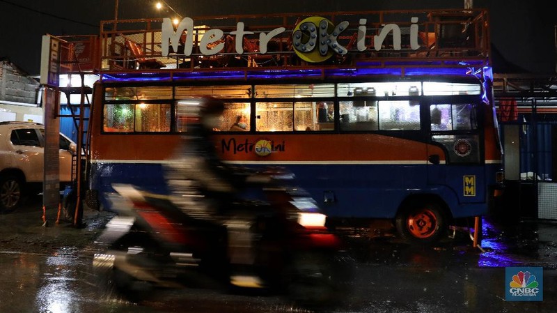 Bangkai Metromini S75 Jadi Kafe. CNBC Indonesia/Muhammad Sabki
