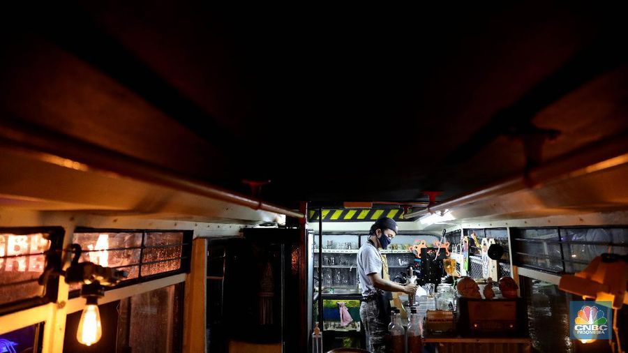 Bangkai Metromini S75 Jadi Kafe. CNBC Indonesia/Muhammad Sabki