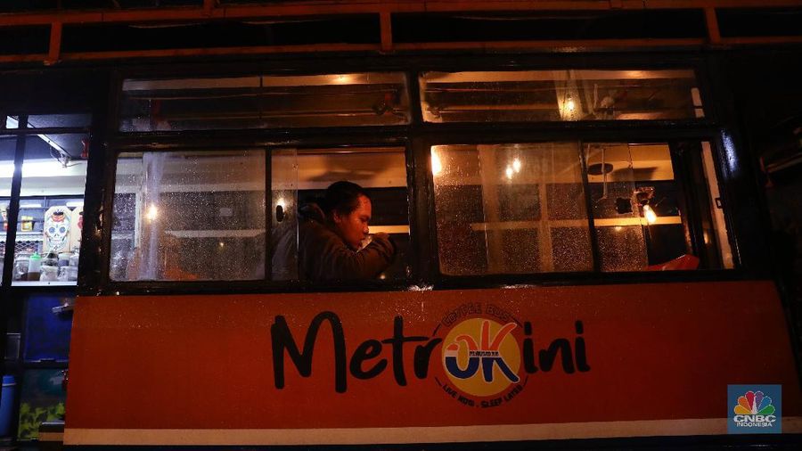 Bangkai Metromini S75 Jadi Kafe. CNBC Indonesia/Muhammad Sabki