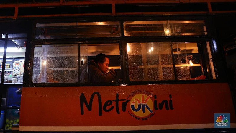 Bangkai Metromini S75 Jadi Kafe. CNBC Indonesia/Muhammad Sabki