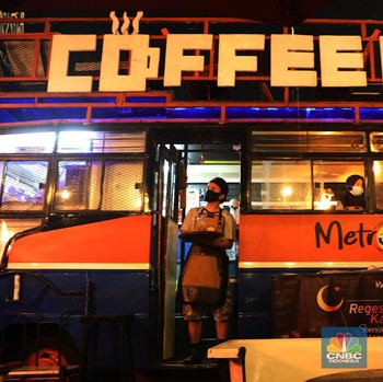 Kenang Era 90an, Bangkai Metromini S75 Disulap Jadi Kafe