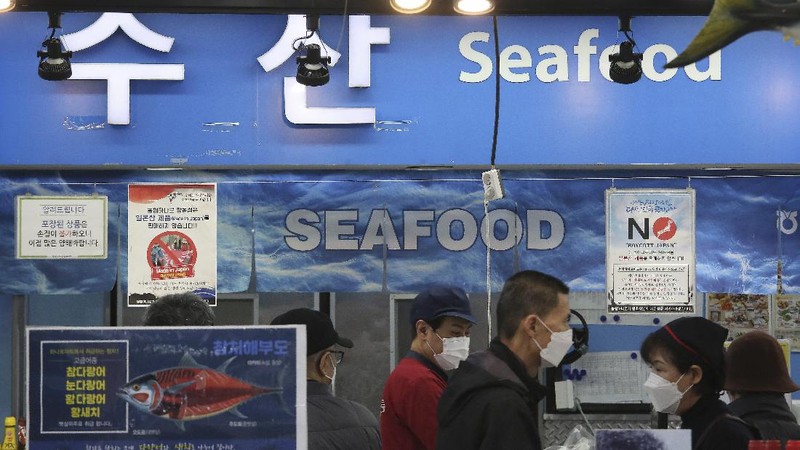 A notice denouncing the Japanese government's decision on releasing treated radioactive Fukushima water hangs at the seafood section of a grocery store in Seoul, South Korea, Friday, April 16, 2021. Japan's government announced Tuesday it would start releasing treated radioactive water from the wrecked Fukushima nuclear plant into the Pacific Ocean in two years. It's a move that's fiercely opposed by fishermen, residents and Japan's neighbors. The signs read: 
