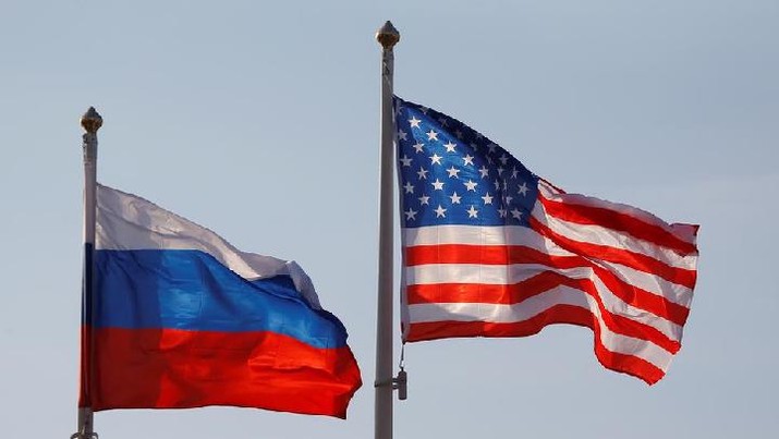 lustrasi bendera Rusia - Amerika Serikat. AP/