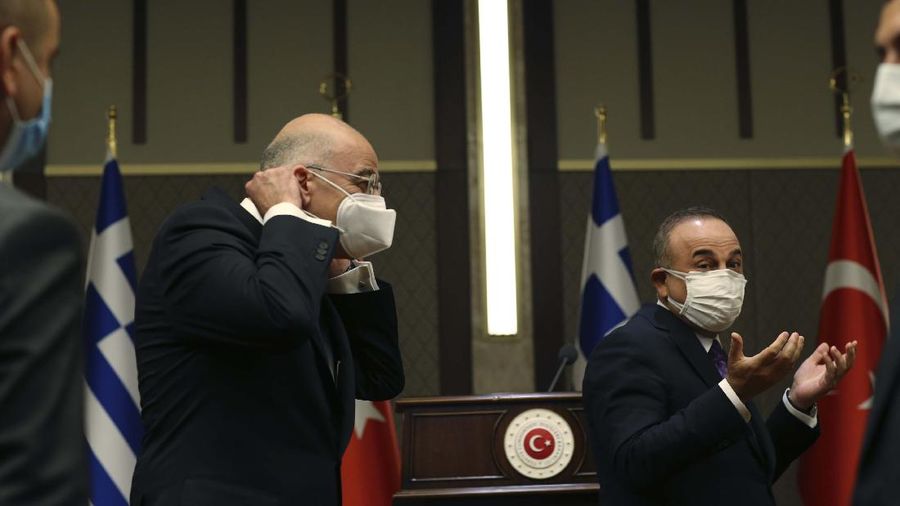 Menlu Yunani, Nikos Dendias (kiri) saat menggelar konferensi pers bersama dengan Menlu Turki, Mevlut Cavusoglu (kanan) di Ankara. AP/Burhan Ozbilici