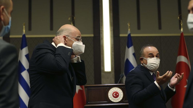 Menlu Yunani, Nikos Dendias (kiri) saat menggelar konferensi pers bersama dengan Menlu Turki, Mevlut Cavusoglu (kanan) di Ankara. AP/Burhan Ozbilici