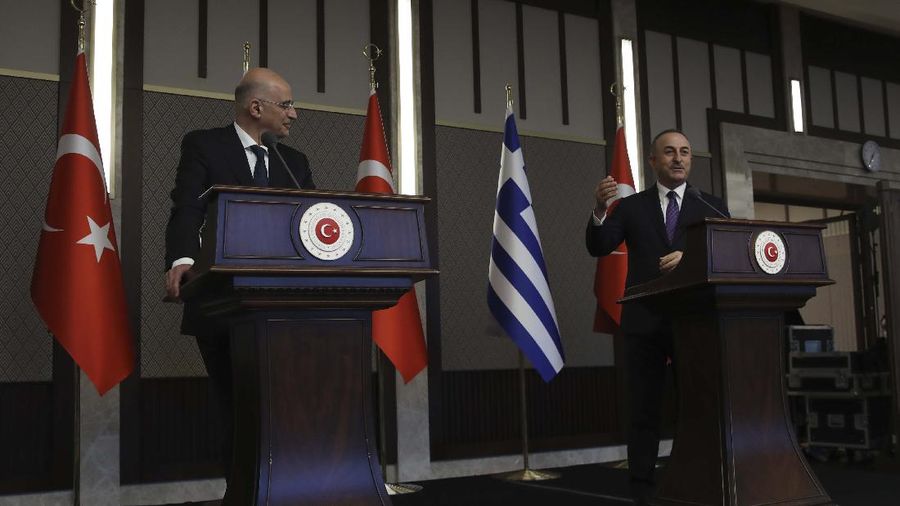 Menlu Yunani, Nikos Dendias (kiri) saat menggelar konferensi pers bersama dengan Menlu Turki, Mevlut Cavusoglu (kanan) di Ankara. AP/Burhan Ozbilici