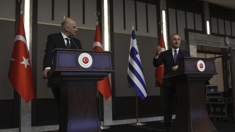 Menlu Yunani, Nikos Dendias (kiri) saat menggelar konferensi pers bersama dengan Menlu Turki, Mevlut Cavusoglu (kanan) di Ankara. AP/Burhan Ozbilici