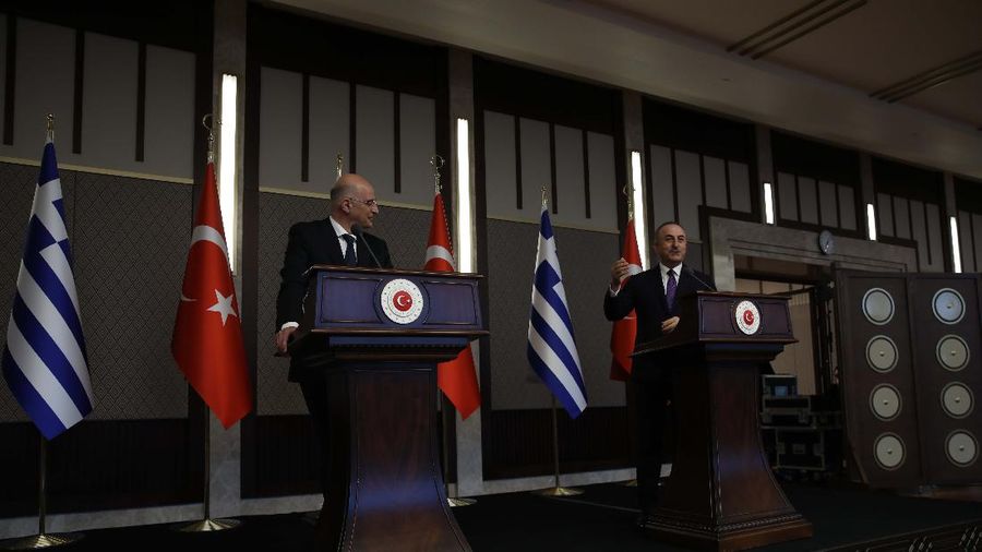 Menlu Yunani, Nikos Dendias (kiri) saat menggelar konferensi pers bersama dengan Menlu Turki, Mevlut Cavusoglu (kanan) di Ankara. AP/Burhan Ozbilici