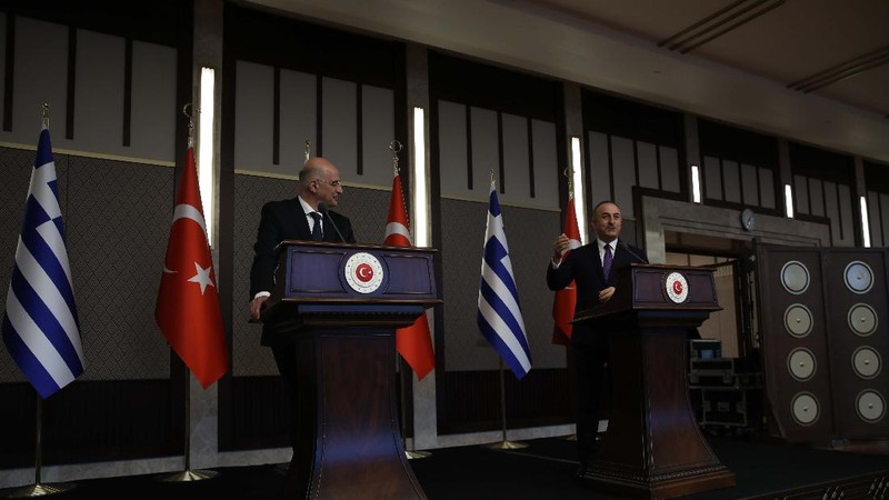 Menlu Yunani, Nikos Dendias (kiri) saat menggelar konferensi pers bersama dengan Menlu Turki, Mevlut Cavusoglu (kanan) di Ankara. AP/Burhan Ozbilici