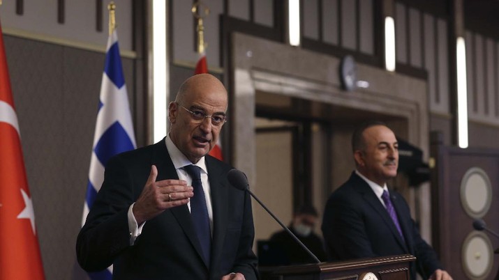 Menlu Yunani, Nikos Dendias (kiri) saat menggelar konferensi pers bersama dengan Menlu Turki, Mevlut Cavusoglu (kanan) di Ankara. AP/Burhan Ozbilici Menlu Yunani, Nikos Dendias (kiri) saat menggelar konferensi pers bersama dengan Menlu Turki, Mevlut Cavusoglu (kanan) di Ankara. AP/Burhan Ozbilici
