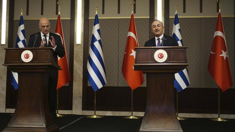 Menlu Yunani, Nikos Dendias (kiri) saat menggelar konferensi pers bersama dengan Menlu Turki, Mevlut Cavusoglu (kanan) di Ankara. AP/Burhan Ozbilici