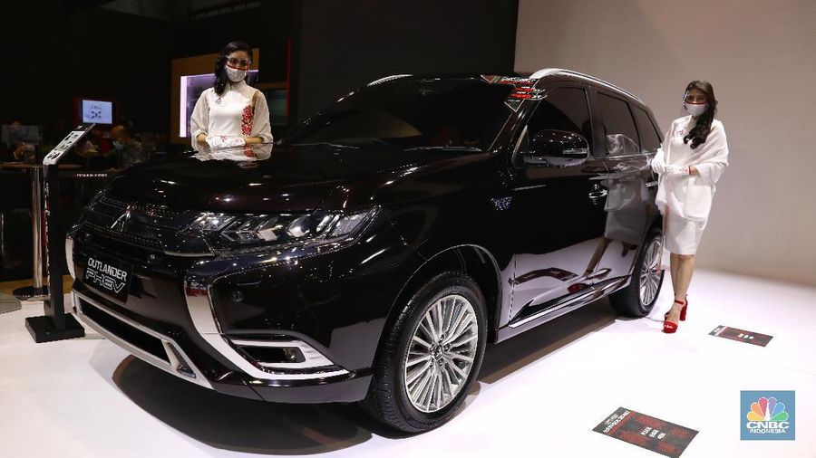 Mitsubishi Motors Krama Yudha Sales Indonesia (MMKSI) memangkas harga satu-satunya mobil hybrid, Outlender PHEV. CNBC Indonesia/Andrean Kristianto