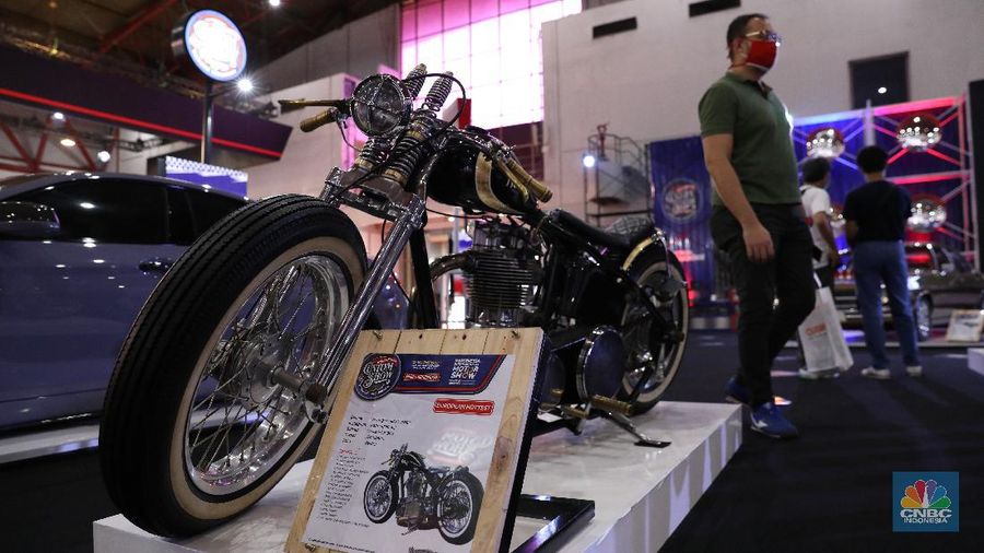 Mobil dan Motor Modifikasi dalam Ajang IIMS Hybrid 2021. CNBC Indonesia/Andrean Kristianto