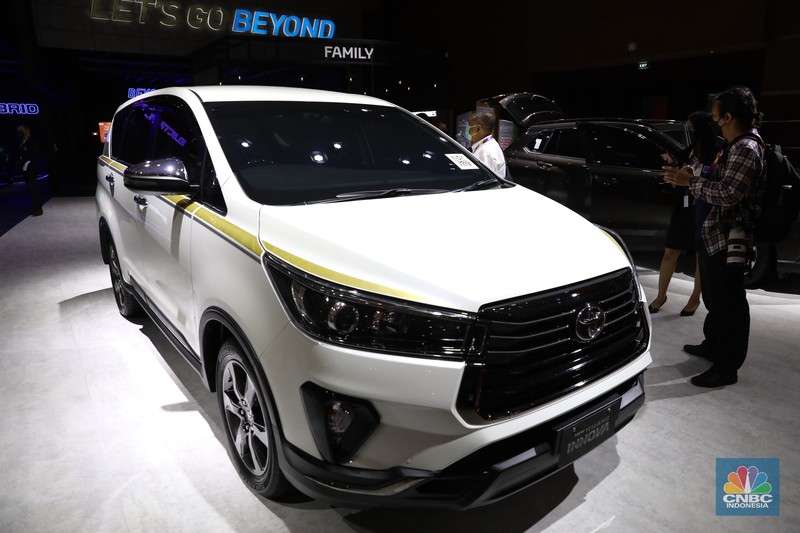 Brio generasi terbaru ini mengalami ubahan dari sektor eksterior dan interior terutama pada desain belakang yang tidak lagi menggunakan kaca besar, tetapi dibuat seperti mobil pada umumnya.Honda Brio RS manual dibanderol Rp 176 juta, sedangkan yang transmisi otomatik dipatok Rp 191 juta. Mesin yang digunakan mobil Honda Brio bertipe 1.2L i-VTEC. Dari mesin ini, Honda Brio bisa menghasilkan tenaga sebesar 90 Ps pada 6.000 rpm, sedangkan torsi puncaknya sebesar 110 Nm pada 4.800 rpm. (CNBC Indonesia/Andrean Kristianto)
