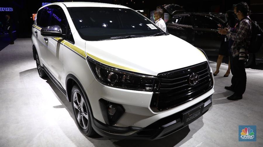Brio generasi terbaru ini mengalami ubahan dari sektor eksterior dan interior terutama pada desain belakang yang tidak lagi menggunakan kaca besar, tetapi dibuat seperti mobil pada umumnya.Honda Brio RS manual dibanderol Rp 176 juta, sedangkan yang transmisi otomatik dipatok Rp 191 juta. Mesin yang digunakan mobil Honda Brio bertipe 1.2L i-VTEC. Dari mesin ini, Honda Brio bisa menghasilkan tenaga sebesar 90 Ps pada 6.000 rpm, sedangkan torsi puncaknya sebesar 110 Nm pada 4.800 rpm. (վ/Andrean Kristianto)