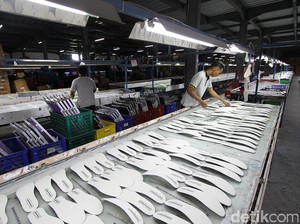 Produsen Sepatu Nike di Bandung Batal PHK 4.000 Buruh!