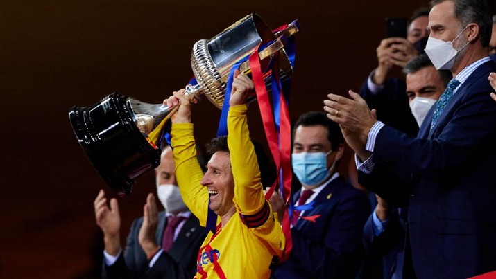 Lionel Messi Lionel Messi mengangkat trofi Copa del Rey 2021.