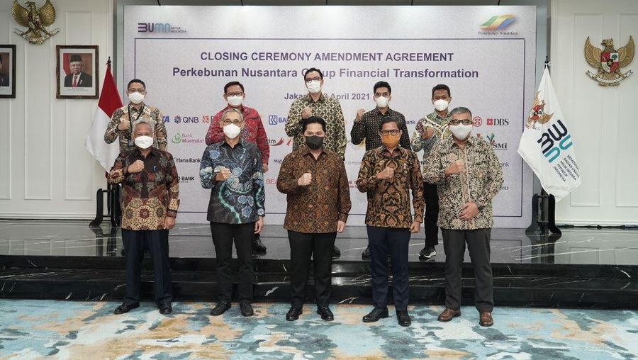 Menteri BUMN Erick Thohir (tengah) dalam acara penandatanganan Intercreditor Agreement (ICA) Holding Perkebunan dengan seluruh Anggota Kreditur Sindikasi USD dengan SMBC Singapore selaku Agen Fasilitas.