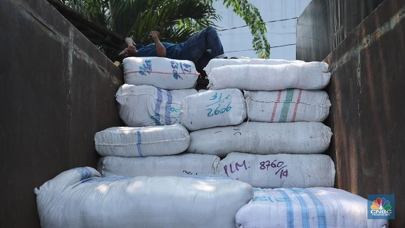 Sejumlah pedagang menaikkan barang logistik pakaian jadi dari ACC Logistik di Tanah Abang, Jakarta, Senin (19/5/2021). Datangnya bulan Ramadhan dan idul Fitri 1442 H, permintaan pakaian jadi mengalami peningkatan untuk asar luar daerah seperti Payakumbuh, Pekanbaru dan Medan. (CNBC Indonesia/Tri Susilo)