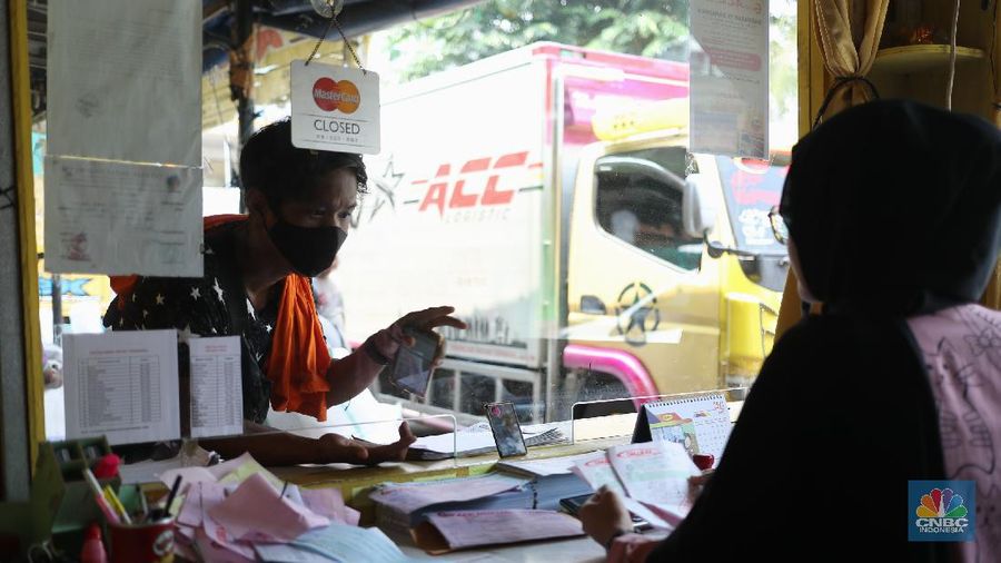 Sejumlah pedagang menaikkan barang logistik pakaian jadi dari ACC Logistik di Tanah Abang, Jakarta, Senin (19/5/2021). Datangnya bulan Ramadhan dan idul Fitri 1442 H, permintaan pakaian jadi mengalami peningkatan untuk asar luar daerah seperti Payakumbuh, Pekanbaru dan Medan. (CNBC Indonesia/Tri Susilo)