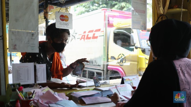 Sejumlah pedagang menaikkan barang logistik pakaian jadi dari ACC Logistik di Tanah Abang, Jakarta, Senin (19/5/2021). Datangnya bulan Ramadhan dan idul Fitri 1442 H, permintaan pakaian jadi mengalami peningkatan untuk asar luar daerah seperti Payakumbuh, Pekanbaru dan Medan. (CNBC Indonesia/Tri Susilo)
