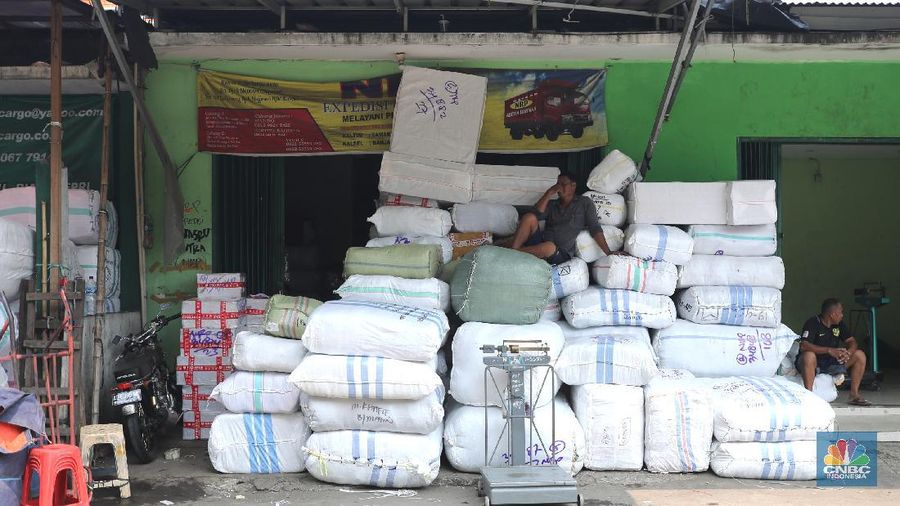 Sejumlah pedagang menaikkan barang logistik pakaian jadi dari ACC Logistik di Tanah Abang, Jakarta, Senin (19/5/2021). Datangnya bulan Ramadhan dan idul Fitri 1442 H, permintaan pakaian jadi mengalami peningkatan untuk asar luar daerah seperti Payakumbuh, Pekanbaru dan Medan. (CNBC Indonesia/Tri Susilo)