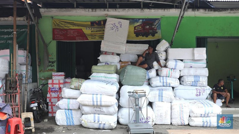 Sejumlah pedagang menaikkan barang logistik pakaian jadi dari ACC Logistik di Tanah Abang, Jakarta, Senin (19/5/2021). Datangnya bulan Ramadhan dan idul Fitri 1442 H, permintaan pakaian jadi mengalami peningkatan untuk asar luar daerah seperti Payakumbuh, Pekanbaru dan Medan. (CNBC Indonesia/Tri Susilo)