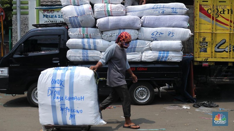Sejumlah pedagang menaikkan barang logistik pakaian jadi dari ACC Logistik di Tanah Abang, Jakarta, Senin (19/5/2021). Datangnya bulan Ramadhan dan idul Fitri 1442 H, permintaan pakaian jadi mengalami peningkatan untuk asar luar daerah seperti Payakumbuh, Pekanbaru dan Medan. (CNBC Indonesia/Tri Susilo)