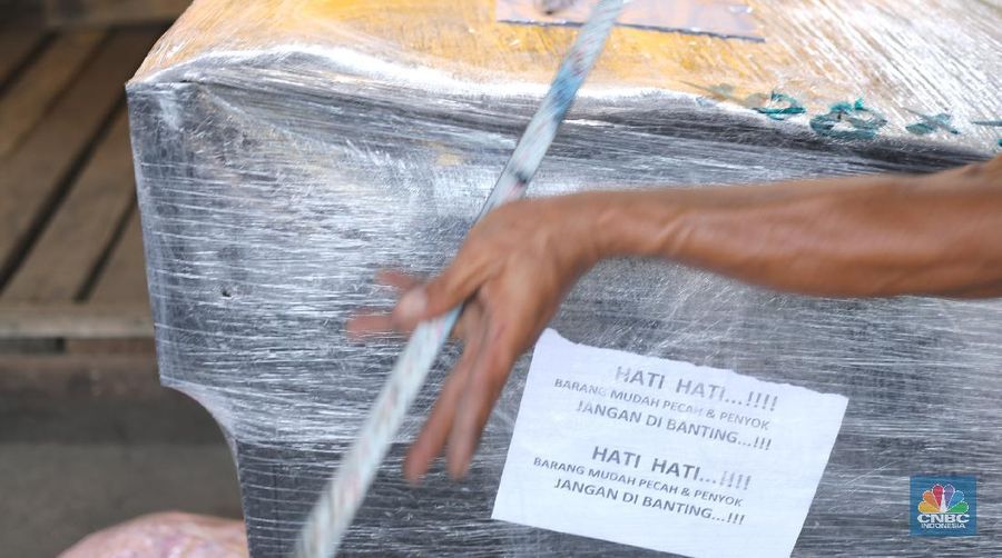Sejumlah pedagang menaikkan barang logistik pakaian jadi dari ACC Logistik di Tanah Abang, Jakarta, Senin (19/5/2021). Datangnya bulan Ramadhan dan idul Fitri 1442 H, permintaan pakaian jadi mengalami peningkatan untuk asar luar daerah seperti Payakumbuh, Pekanbaru dan Medan. (CNBC Indonesia/Tri Susilo)