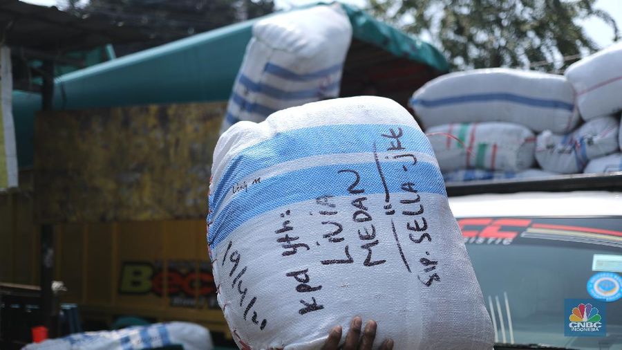 Sejumlah pedagang menaikkan barang logistik pakaian jadi dari ACC Logistik di Tanah Abang, Jakarta, Senin (19/5/2021). Datangnya bulan Ramadhan dan idul Fitri 1442 H, permintaan pakaian jadi mengalami peningkatan untuk asar luar daerah seperti Payakumbuh, Pekanbaru dan Medan. (CNBC Indonesia/Tri Susilo)