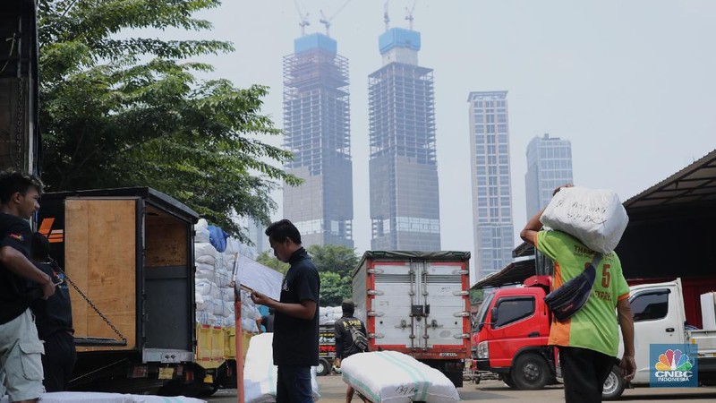 Sejumlah pedagang menaikkan barang logistik pakaian jadi dari ACC Logistik di Tanah Abang, Jakarta, Senin (19/5/2021). Datangnya bulan Ramadhan dan idul Fitri 1442 H, permintaan pakaian jadi mengalami peningkatan untuk asar luar daerah seperti Payakumbuh, Pekanbaru dan Medan. (CNBC Indonesia/Tri Susilo)