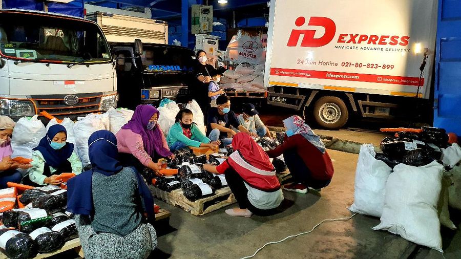 Suasana Toko Bahan Kue Susandewiksu saat mengemas barang. (dok: Shopee)