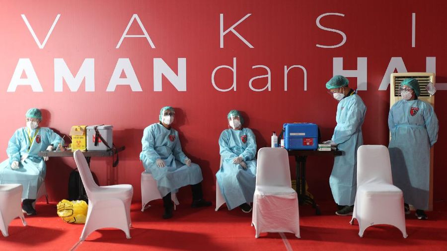 Vaksinasi seniman dan budayawan. (CNBC Indonesia/Tri Susilo)