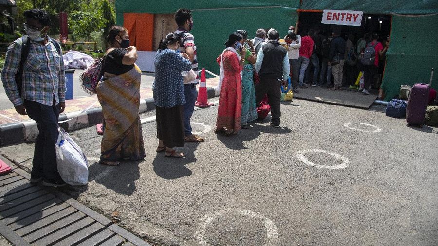 Passengers queue up to test for COVID-19 at a railway station in Gauhati, India, Monday, April 19, 2021. India now has reported more than 15 million coronavirus infections, a total second only to the United States. (AP Photo/Anupam Nath)