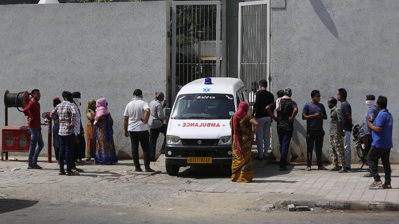 Patients use oxygen cylinders in hospital after a leakage in the oxygen plant in Nashik, in the Indian state of Maharashtra, Wednesday, April 21, 2021. A local administrator in western India says 22 patients have died in a hospital when their oxygen supply was interrupted by a leakage in a supply tank. The official says the oxygen supply has since been resumed to other patients. (AP Photo)